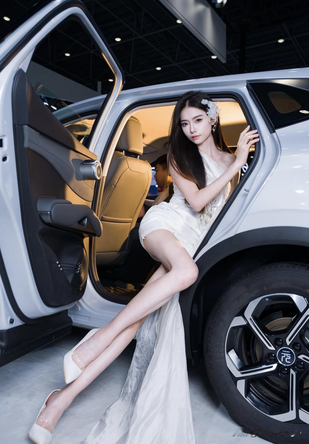 优雅白裙与现代车完美融合，尽显时尚与奢华！