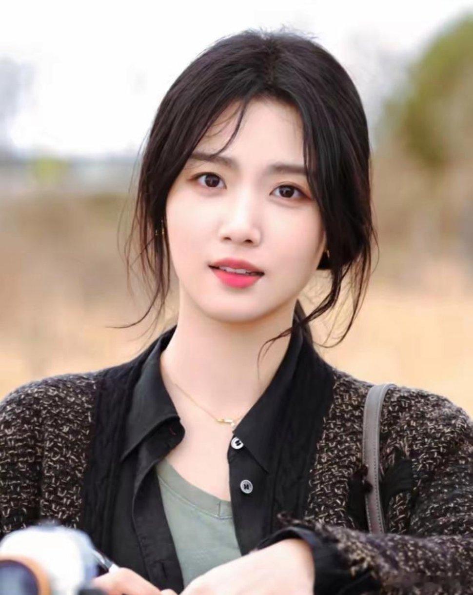 卢昱晓估计有点后悔拍《轧戏》了！不是因为男主演技不好，也不是因为男二的热度比她高