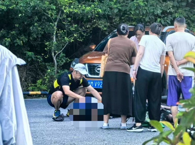 【#曾救卡喉女童的急救侠晨跑途中再救人#】#滁州急救侠晨跑途中再救车祸受伤人员#