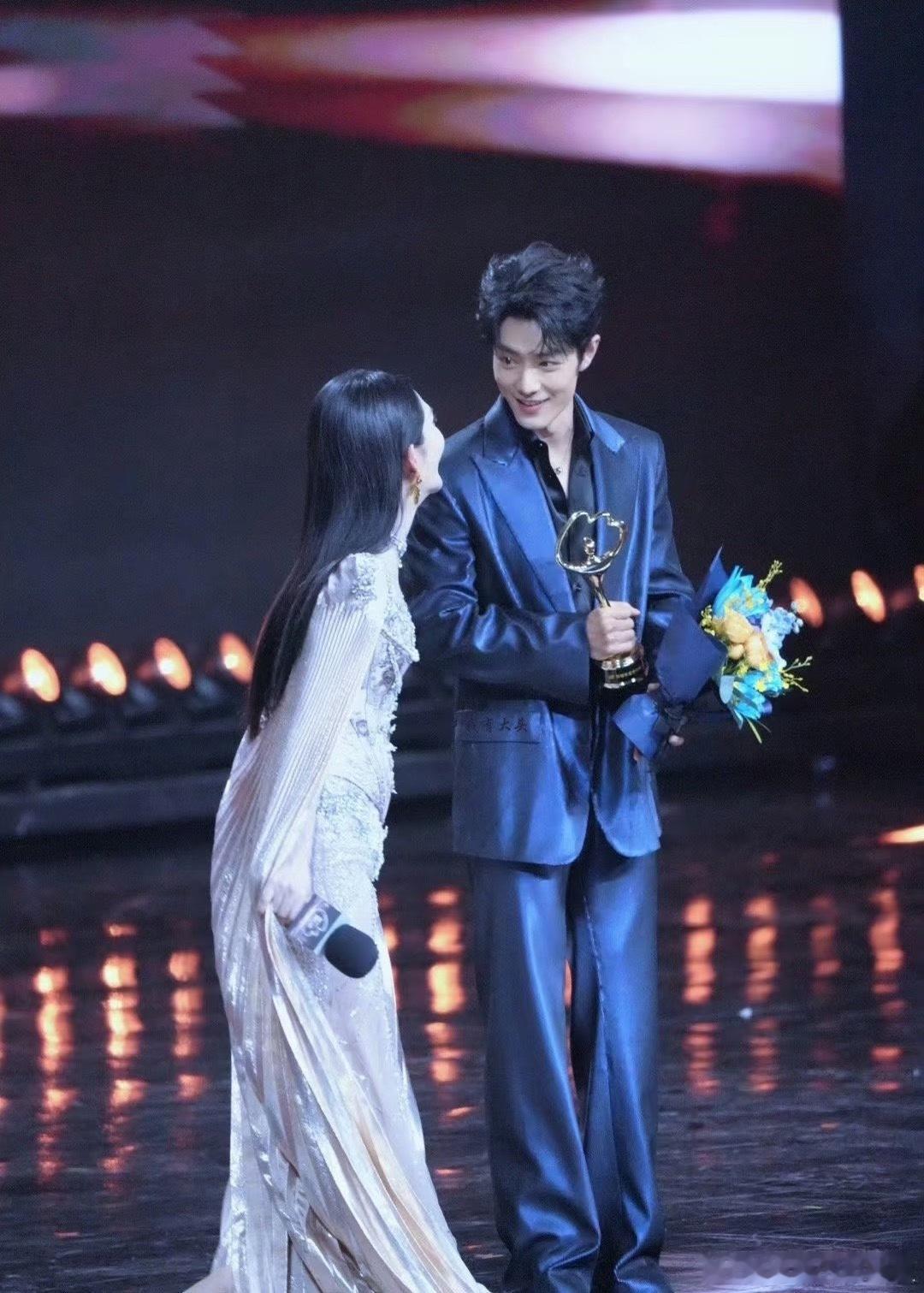 肖战给谢娜演唱会送花篮，这俩人事业心都很强啊 