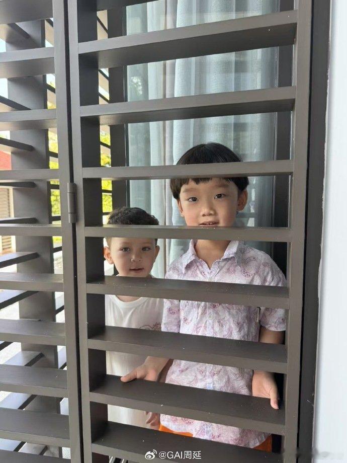 GAI带娃泰国度假 谁能想到，舞台上霸气的GAI，带起娃来这么温柔，还有布瑞吉和