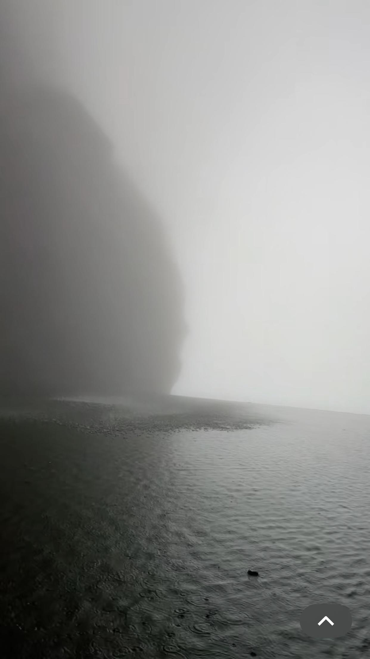 上联：遥望青山云雾绕；诚邀下联我对的下联是，近闻碧水浪涛声。