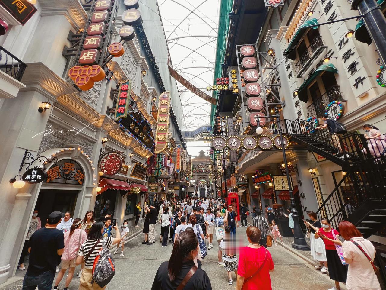 暑期来上海旅游，这个不能错过的网红景区，还有“一生必看的演出”！

随着暑期旺季