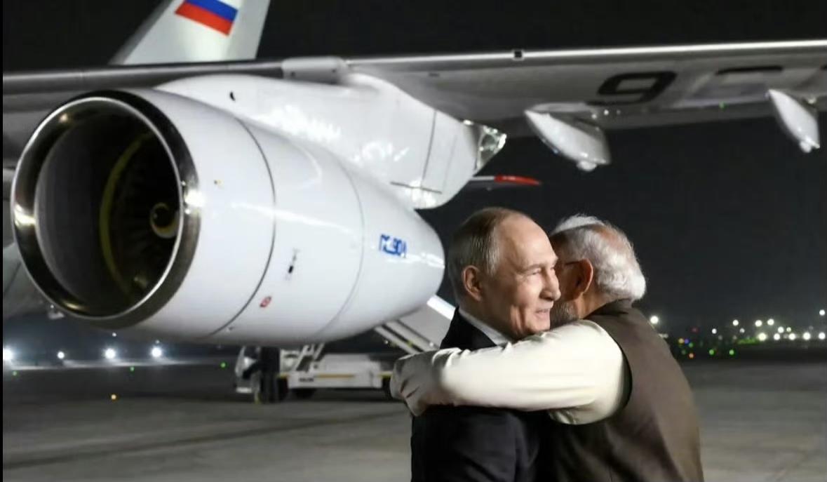 普京终究还是无视国际刑事法院的禁令去了一趟印度，德里机场莫迪那是盛情相迎。对于普