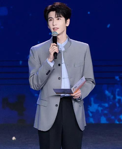 事实证明，多读书还是有用的。
你就说男演员张凌赫的演讲吧。
他出席海峡论坛，将近