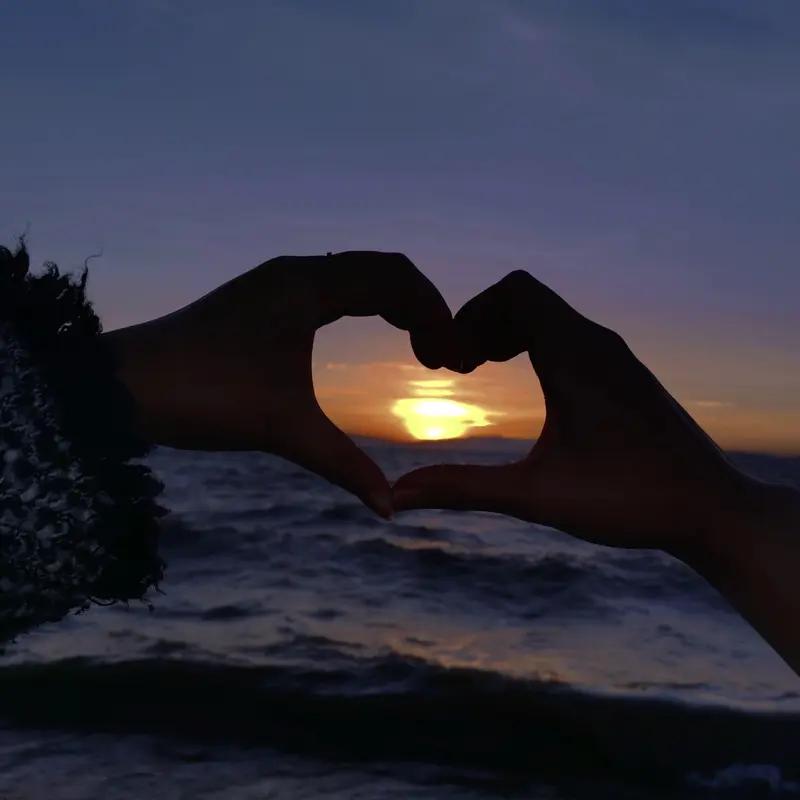 善良就像一颗神奇的种子，在生活中能结出不少“果实”。
我曾在旅途中帮一位迷路的老