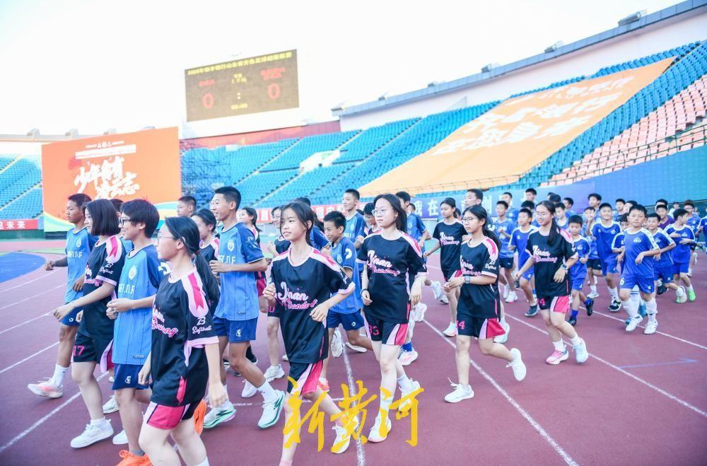 百名足球少年亮相齐鲁超赛，青训新力量感受城市足球氛围！5月30日晚，2026年齐