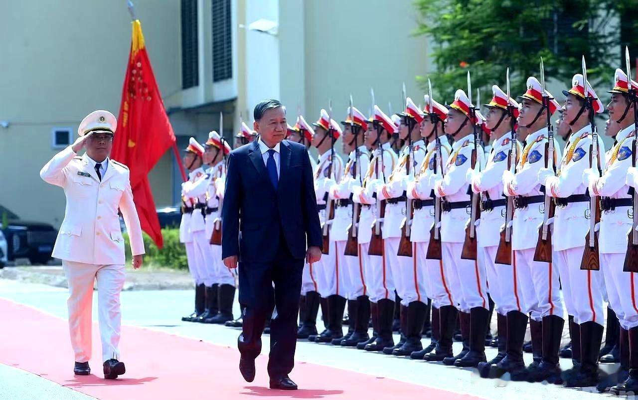8月17日下午，苏林走访越南公安部安全科技学院，然而，令人意外的是，他一到现场就