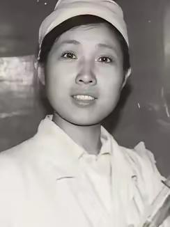 [月亮]1989年，黑龙江19岁护士收养10岁男孩，将他视作亲弟，12年来始终没