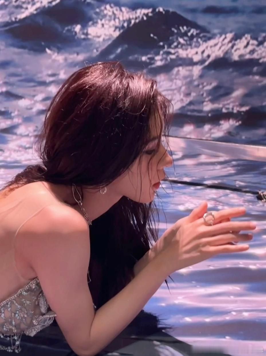 #张予曦小美人鱼#张予曦今晚活动的造型令人叫绝。湿漉漉的头发自然垂下，亮片人鱼裙