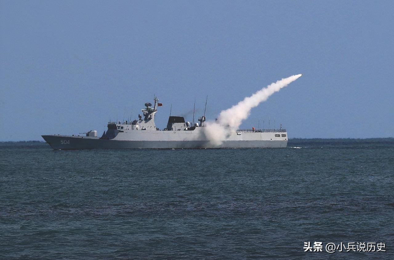 东海砺剑
三大舰队高强度对抗——海军“蓝剑杯”导弹专业竞赛性考核掠影
舰艇劈波斩