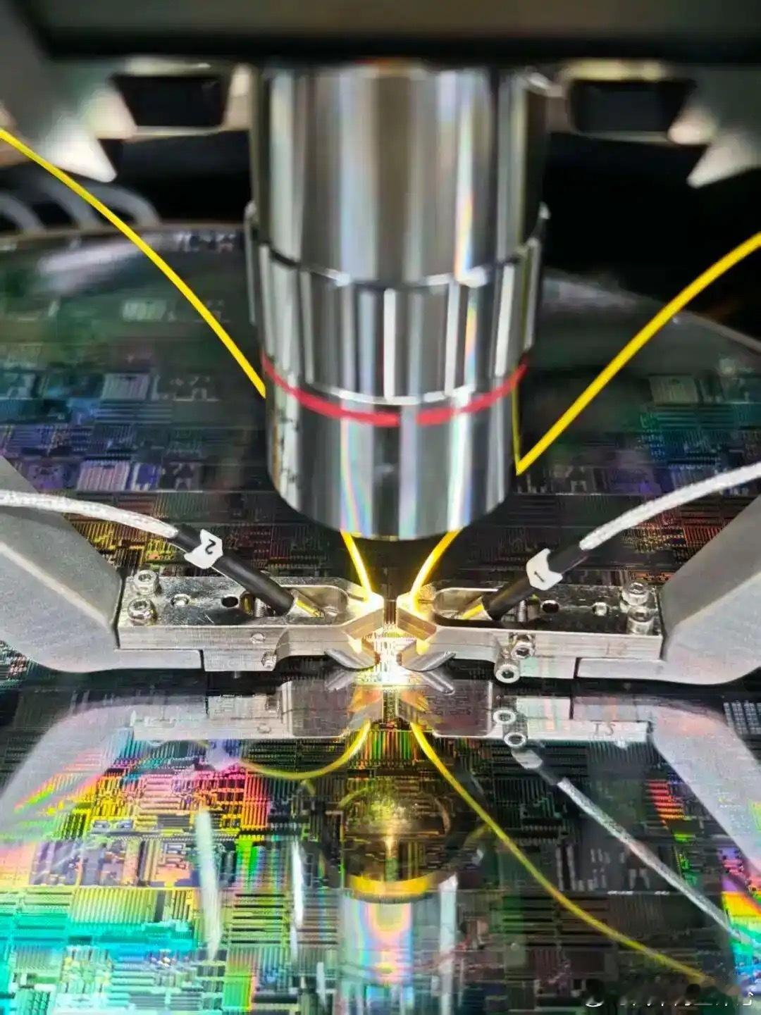 【国内首条12寸硅光芯片流片平台投用】 11月11日消息，国内首条基于12寸40