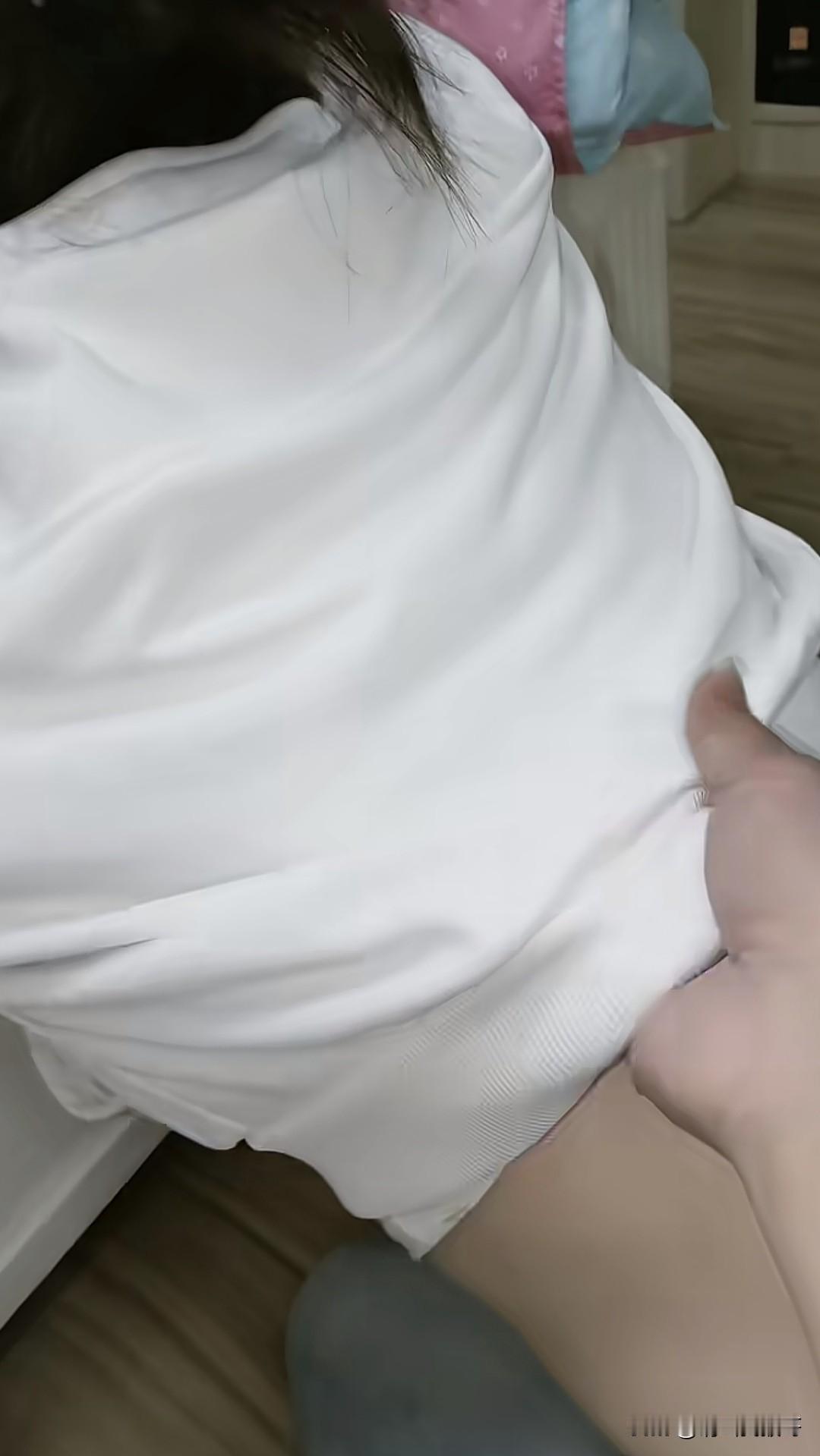 大过年的，老婆受了委屈在哭，正在跟丈母娘打电话诉苦，我该怎么把她哄好啊？