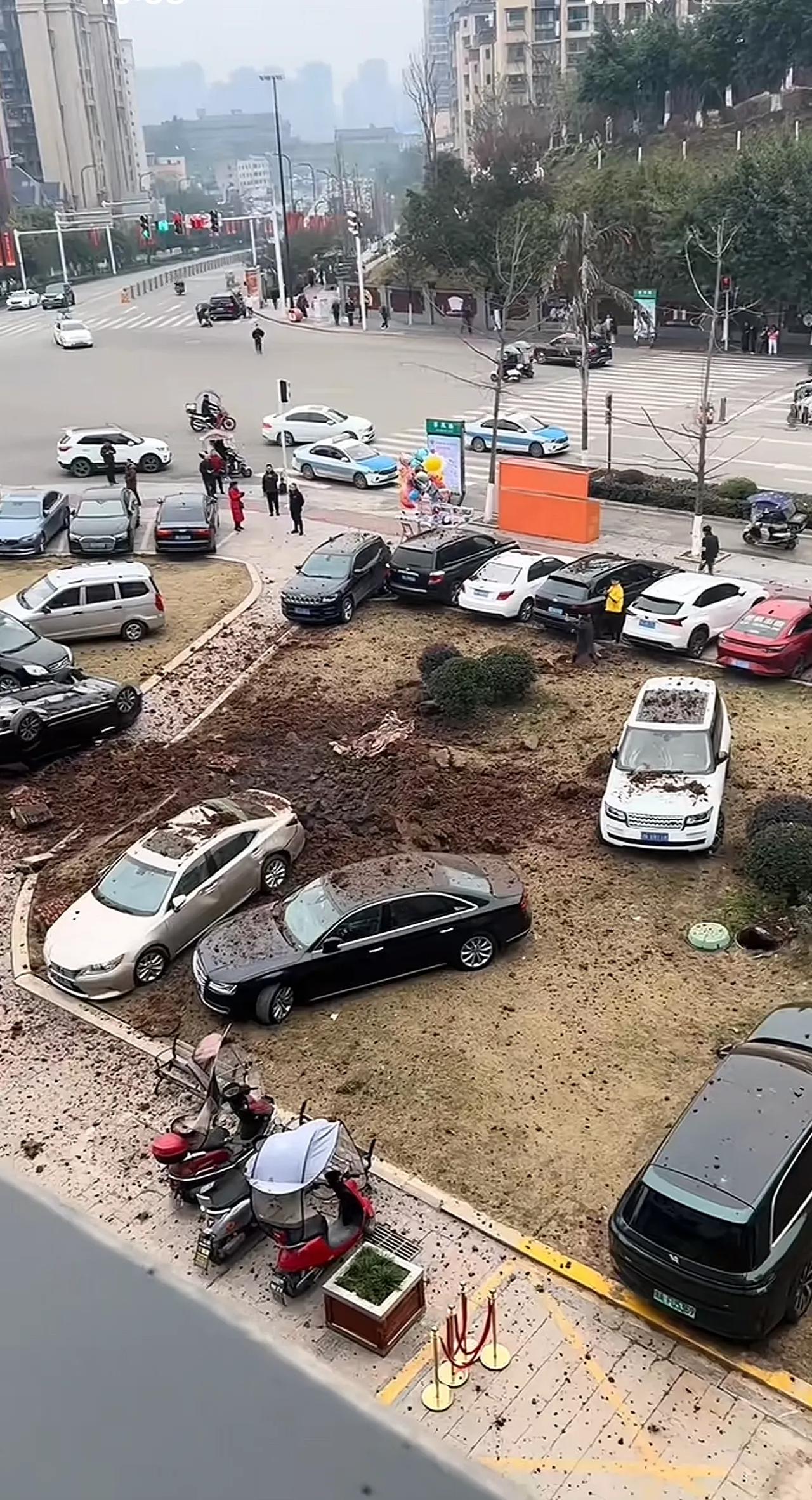 内江鞭炮炸飞豪车，最有可能的几种处理结果
1、孩子负小部分责任，其余大部分由保险