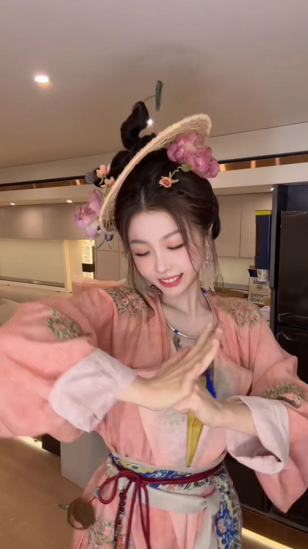 虞书欣[超话] 粉衫载满花间意，斗笠簪花，眉眼盈盈。一颦一笑自带鲜活灵气，像自江