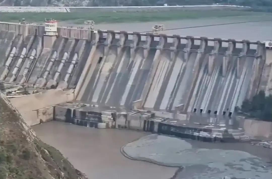 快讯！快讯！

巴基斯坦政府突然宣布了，印度上游大坝在未提前通报的情况下开启闸门