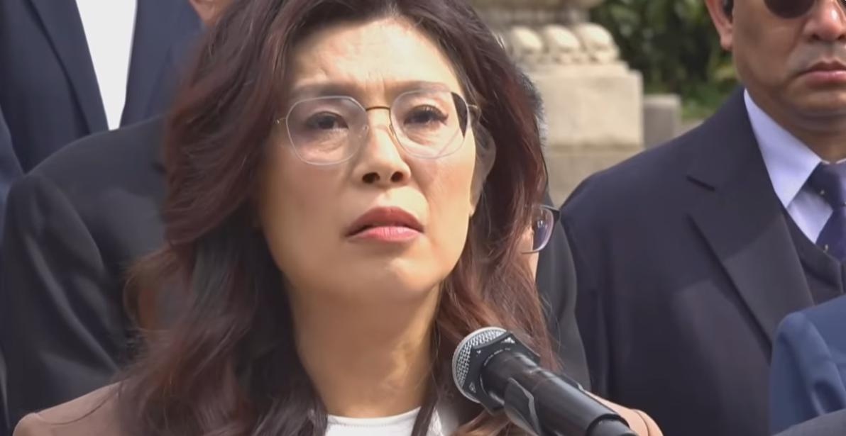 “在大陆哭中山之死，天经地义，光明正大。在岛内哭中山之死，小心翼翼，躲躲藏藏。”