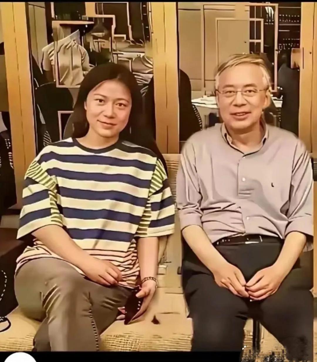 这张照片翁帆和杨振宁大儿子一起拍摄，看着就挺感慨。

杨振宁大儿子74岁，翁帆4