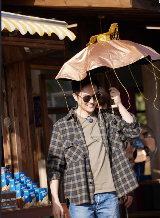 快乐老友团当中，要说谁的脑子好使，反应快，主意又多，那还得是王栎鑫！
大湾仔和快