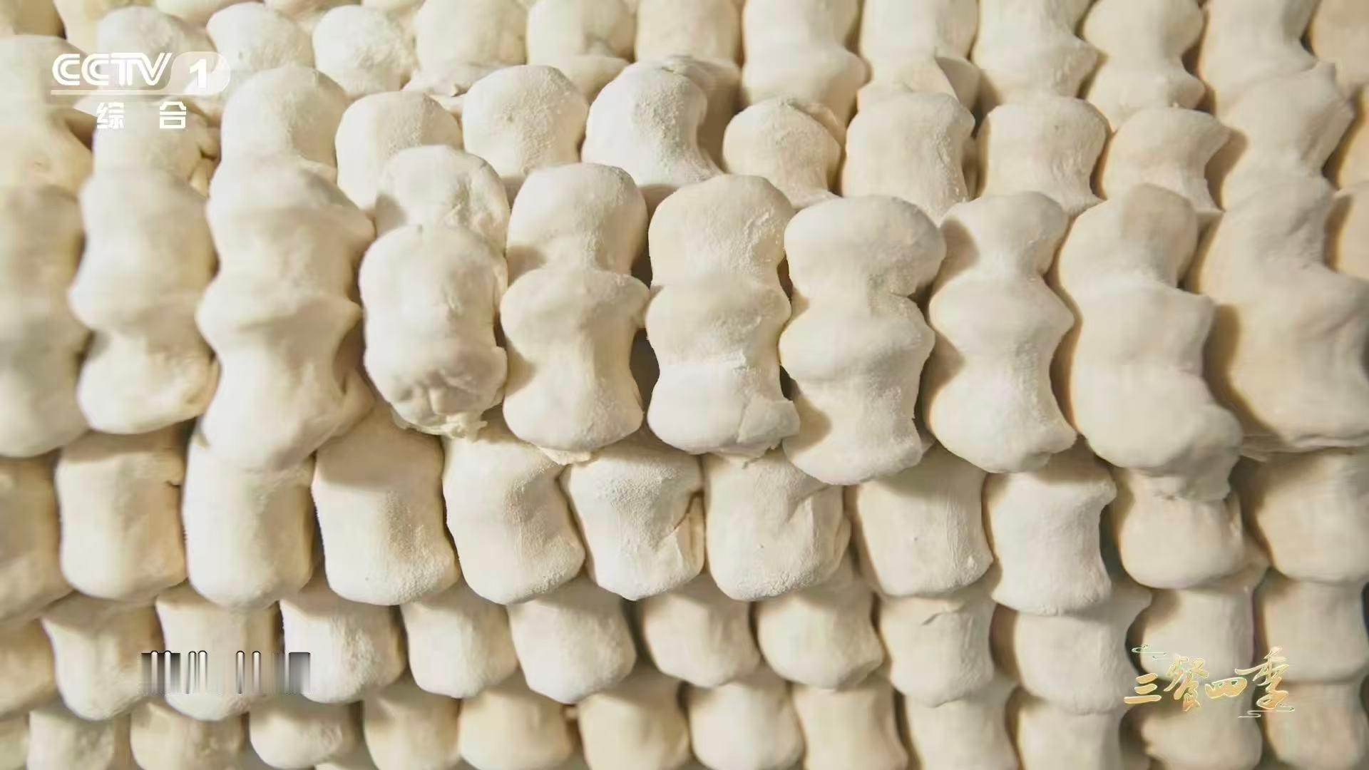 破五吃啥新疆有种美食像极了金元宝 破五迎福纳祥，新疆人这样吃：金灿灿的“一把抓”