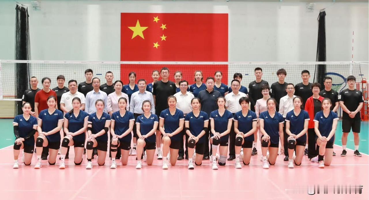 中国女排福建漳州集训最新19人大合影！妹妹李盈莹没在漳州集训，今天漳州领导去探望