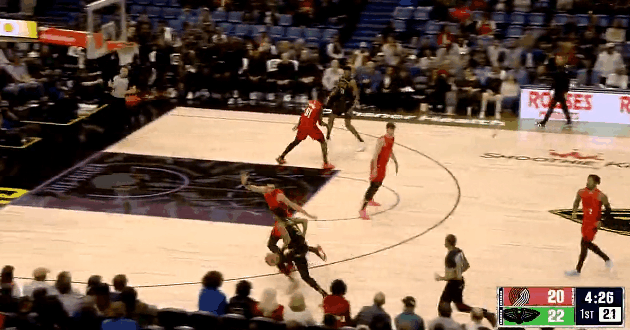 勇士出品！今天普尔打得真好！
在今天NBA常规赛鹈鹕对阵开拓者的第一节比赛中，伤