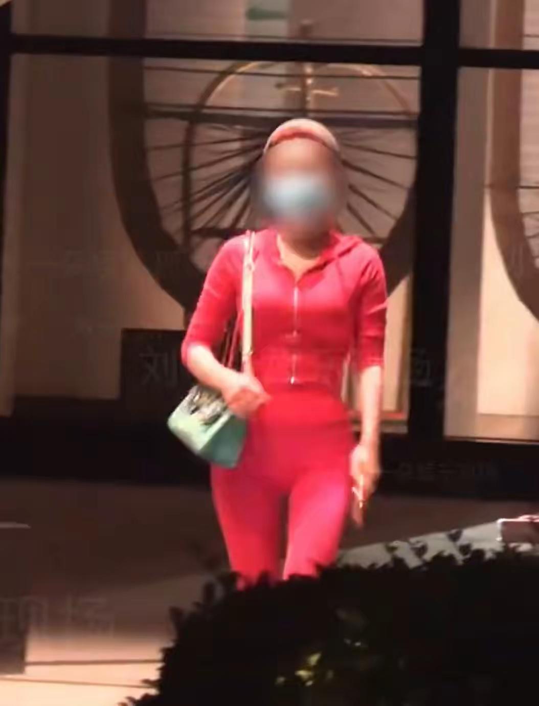 包贝尔与异性深夜聚会登上热搜，相比聚会本身，同行女生的穿搭反倒成了大家讨论的焦点