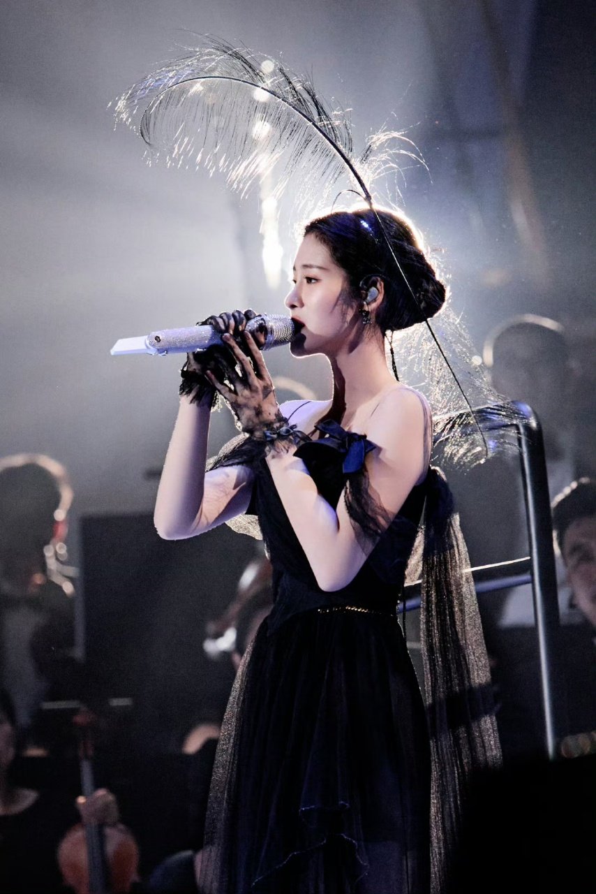 张碧晨待会儿见啦 张碧晨在中国香港演唱会上穿白裙的样子，像从画里走出来的仙女，温