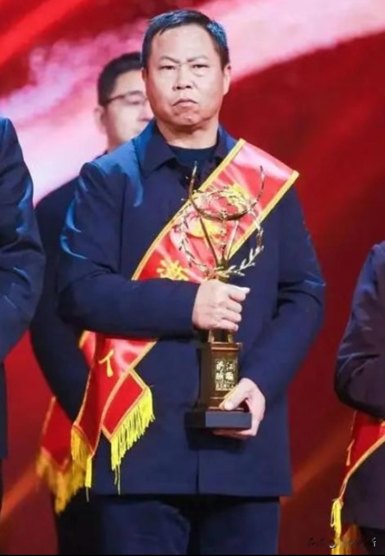 浙江船老大忍痛斩36万蟹笼
勇救16名外籍船员，太帅了！

东海捕蟹的清晨，58