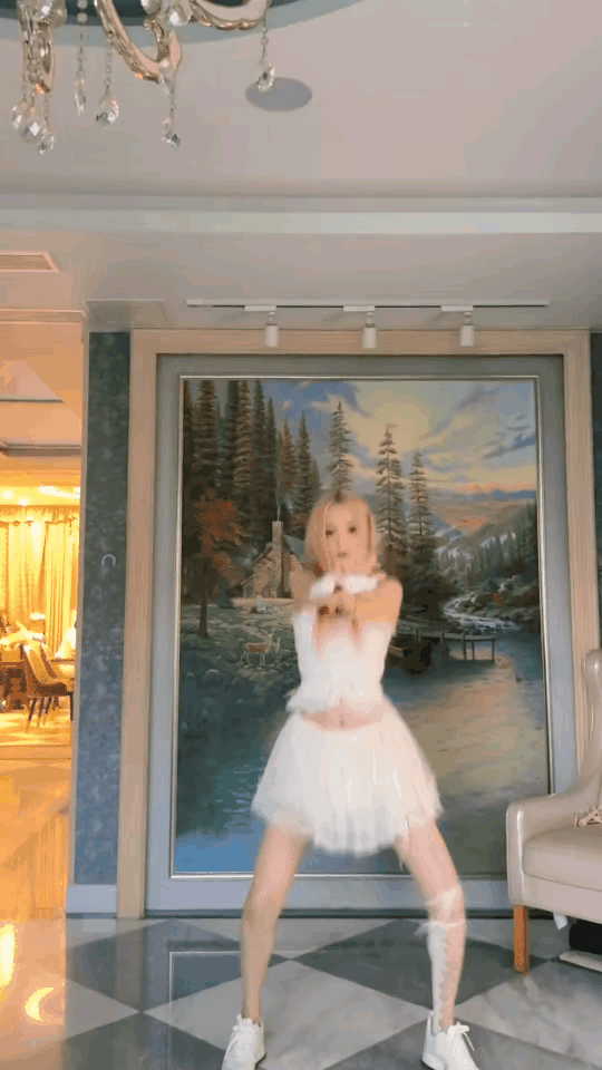 李小璐染红色头发，跳女团舞蹈，不知道的还以为是18岁少女。

离婚后的李小璐越来