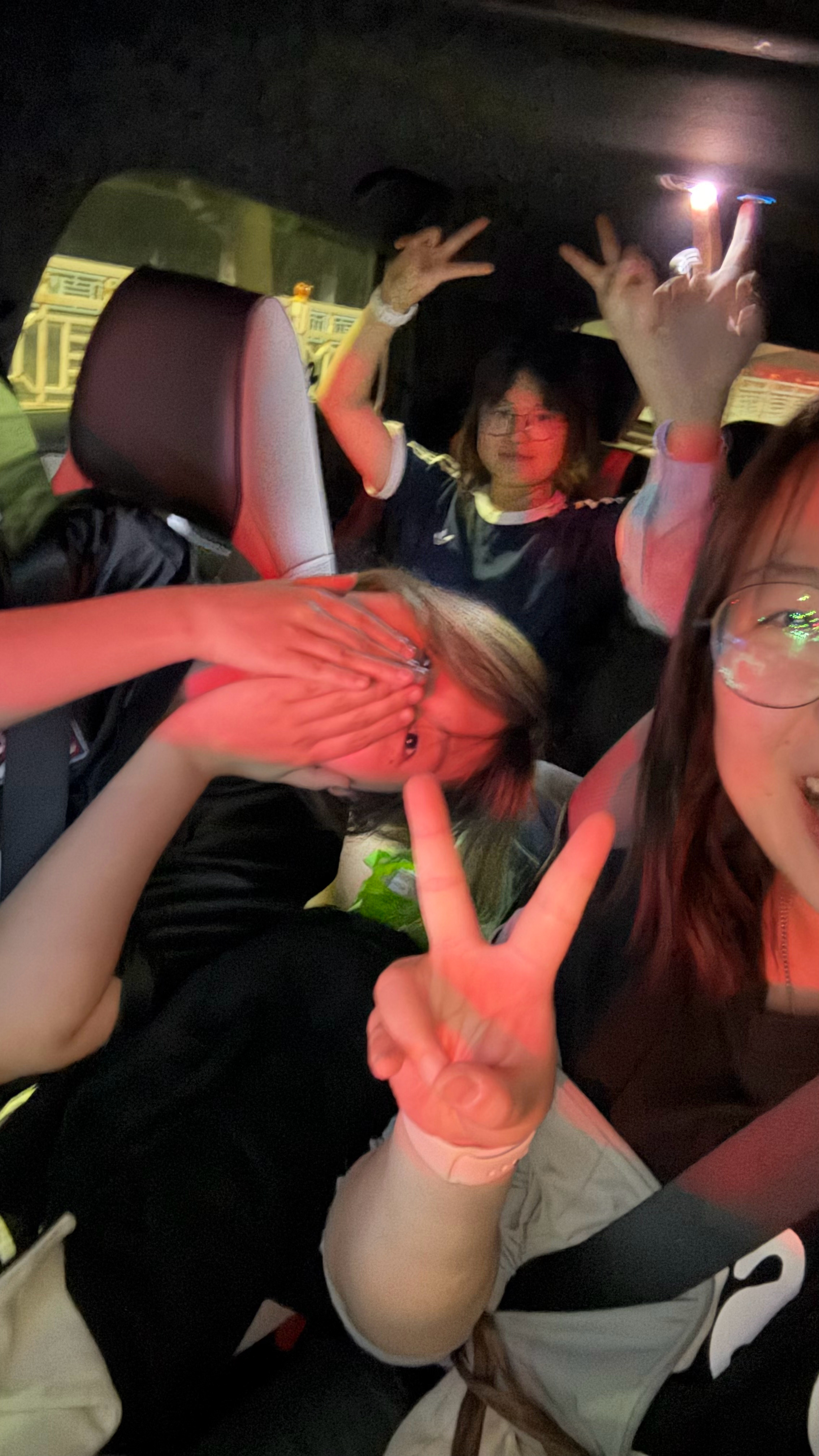 我们还能讨论几年的痴男怨女 在几个夜晚游荡饮酒 
