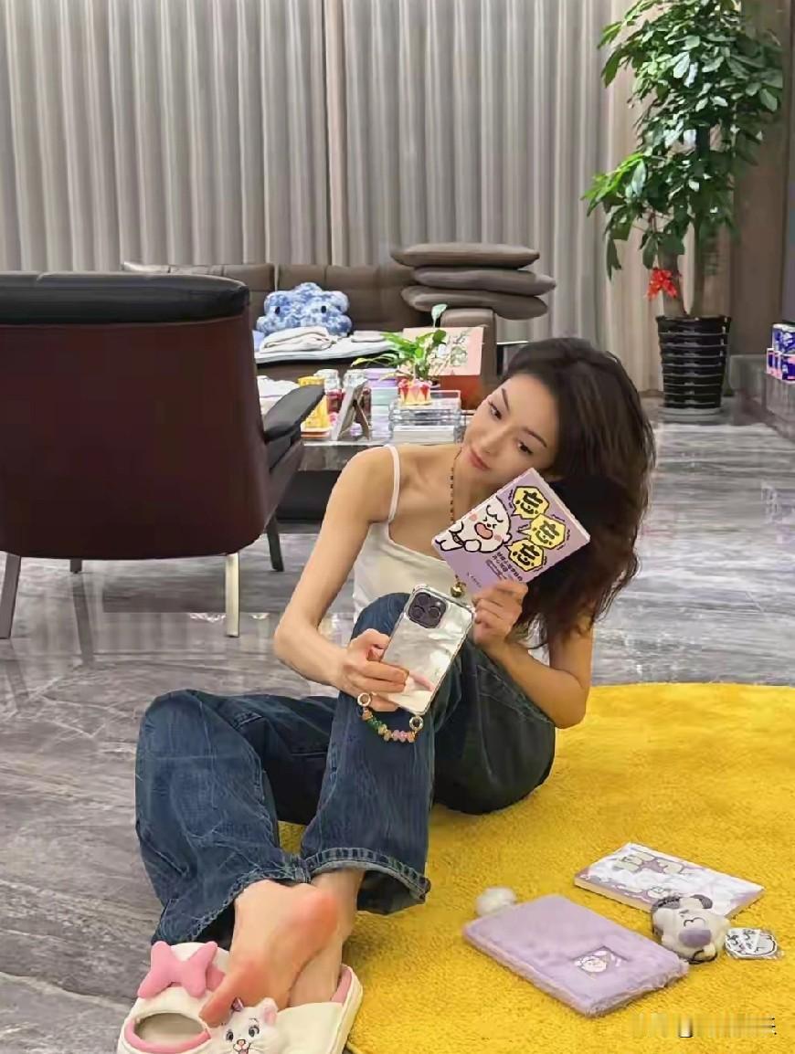 近日刷到 38 岁宋茜分享的居家或酒店生活照，瞬间被她的松弛感拿捏了！照片里，她