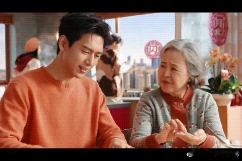 李现到底在擀什么确认过眼神，这个正在擀面皮的李现就是我的心上人！隔着屏幕都想替我