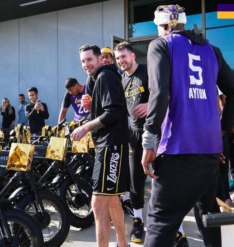 收买人心？东契奇给湖人全员送E-Bikes，耗资超37.5万美元！

限速25吗