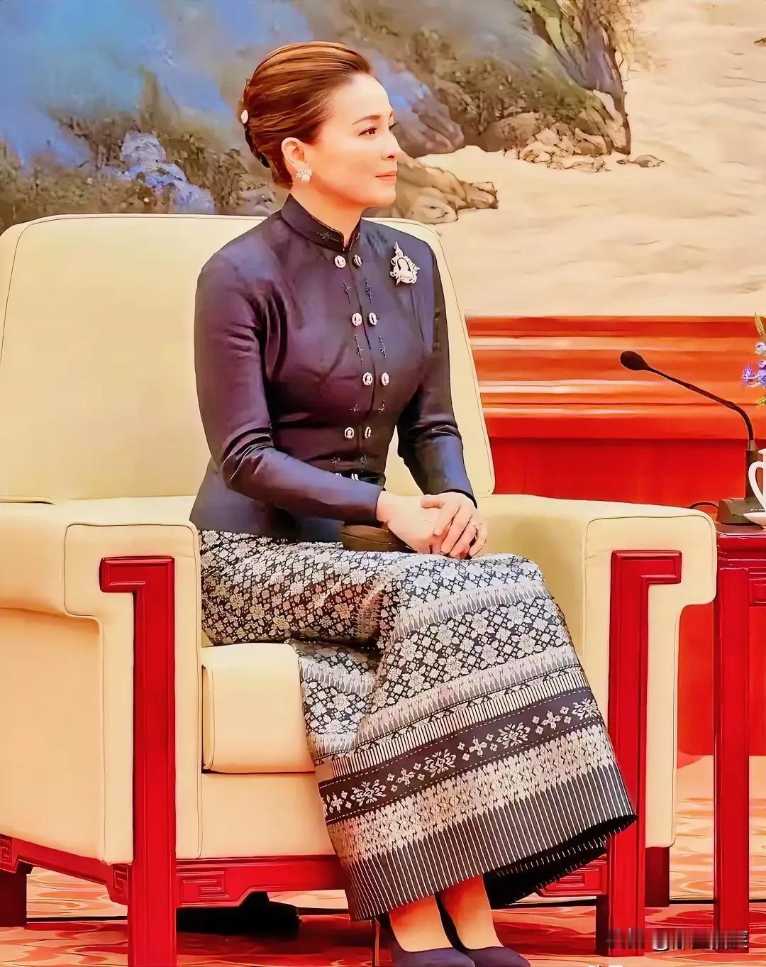 从苏提达的坐姿可以看出，
苏提达是个很自律的人，
苏提达是个很有涵养的人，
苏提