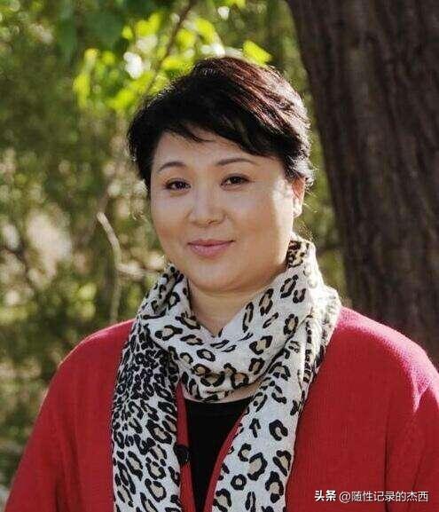 样子像大妈的模样，可演起戏来却很不一般，是一个实力派的演员，演技有张有弛，受到无