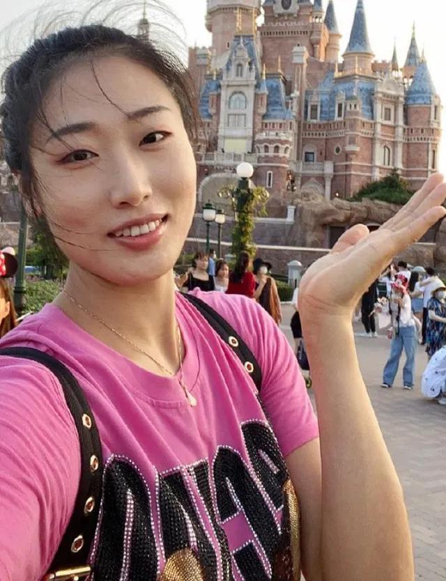 [玫瑰]女排姑娘去海外联赛实战历练好？还是在国家队或省队集训更好？
去海外打球好