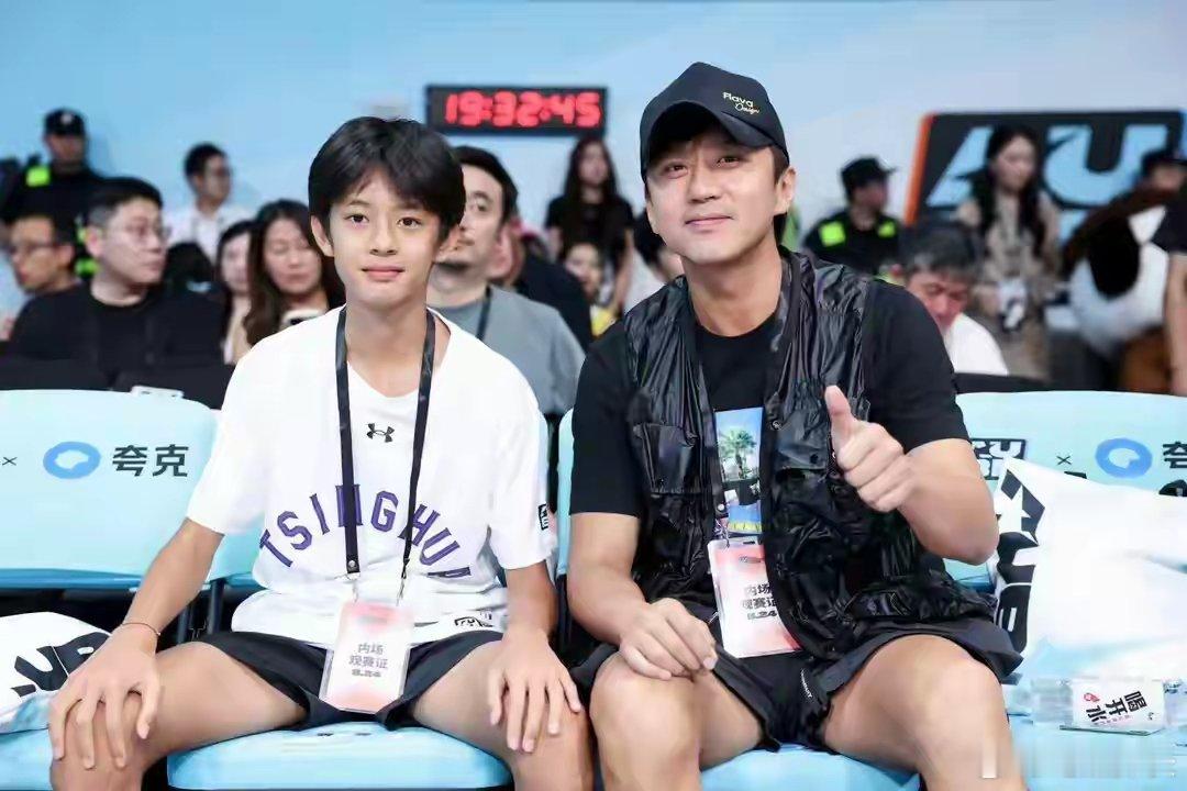 邓超儿子等等正脸近照谁能拒绝邓超父子和姚明同框看篮球赛啊！等等 13 岁真的长好