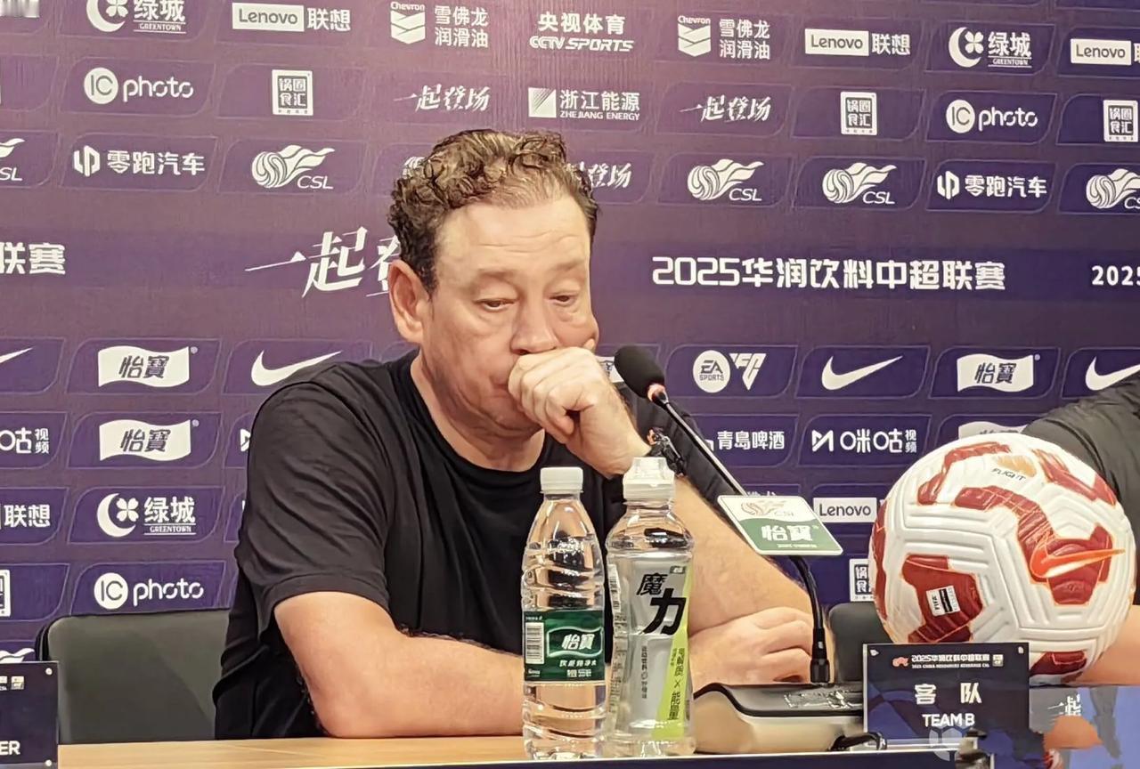 没想到上海申花让出榜首位置后，主帅斯卢茨基居然还在嘴硬啊。
两轮不胜丢掉中超榜首