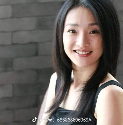 周迅：内娱唯一“三金大满贯”，她凭一张灵气脸，封神20年