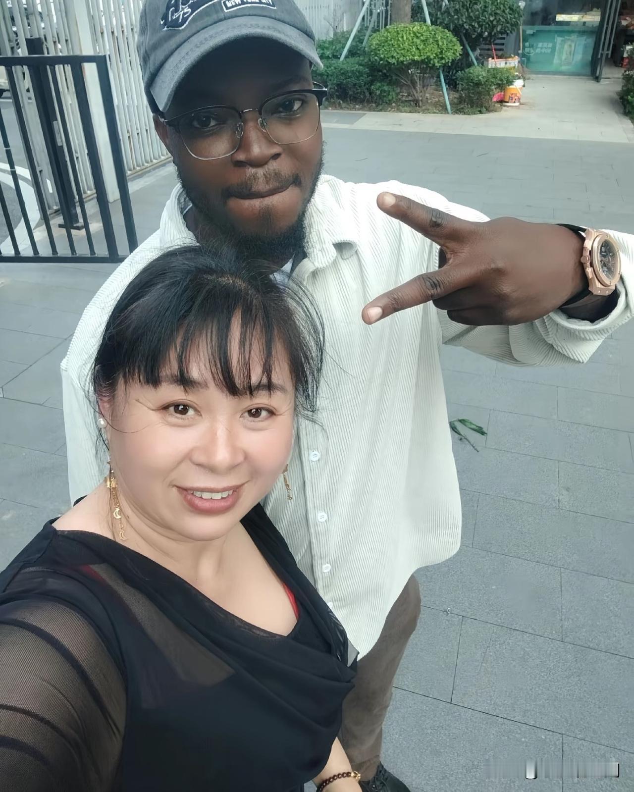 这位大妈在街上偶遇了外国友人，非要进行合影留念！