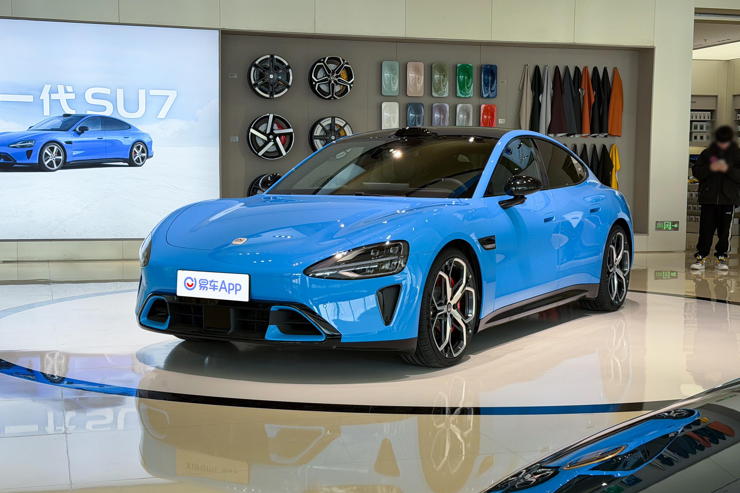 新款小米SU7进店了，外观可以先欣赏一下了。外观没有太大变化，方向盘看起来和YU