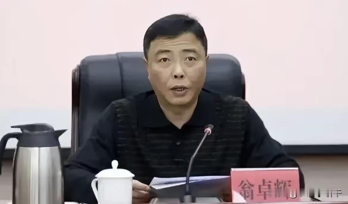 广东四会市委书记翁卓辉落马，这事真让人唏嘘。他89年警校毕业，在肇庆基层当了十年
