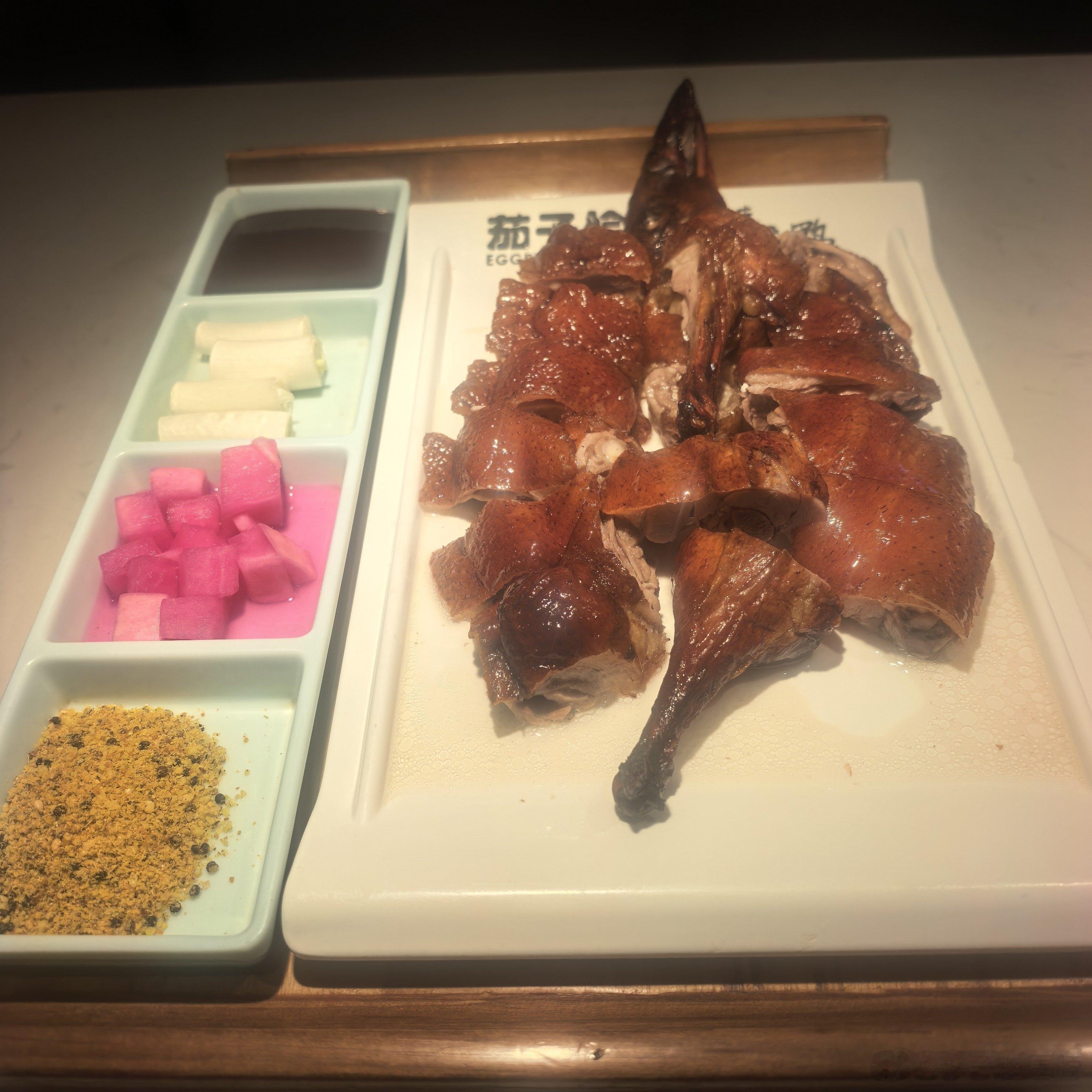 很多人只知道云南的菌儿，其实云南的烤鸭也很好吃。个人觉得宜良小麻鸭是最好吃的烤鸭