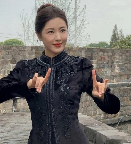 曾黎晒的自己40年对比照。其实自然衰老比过度医美优雅