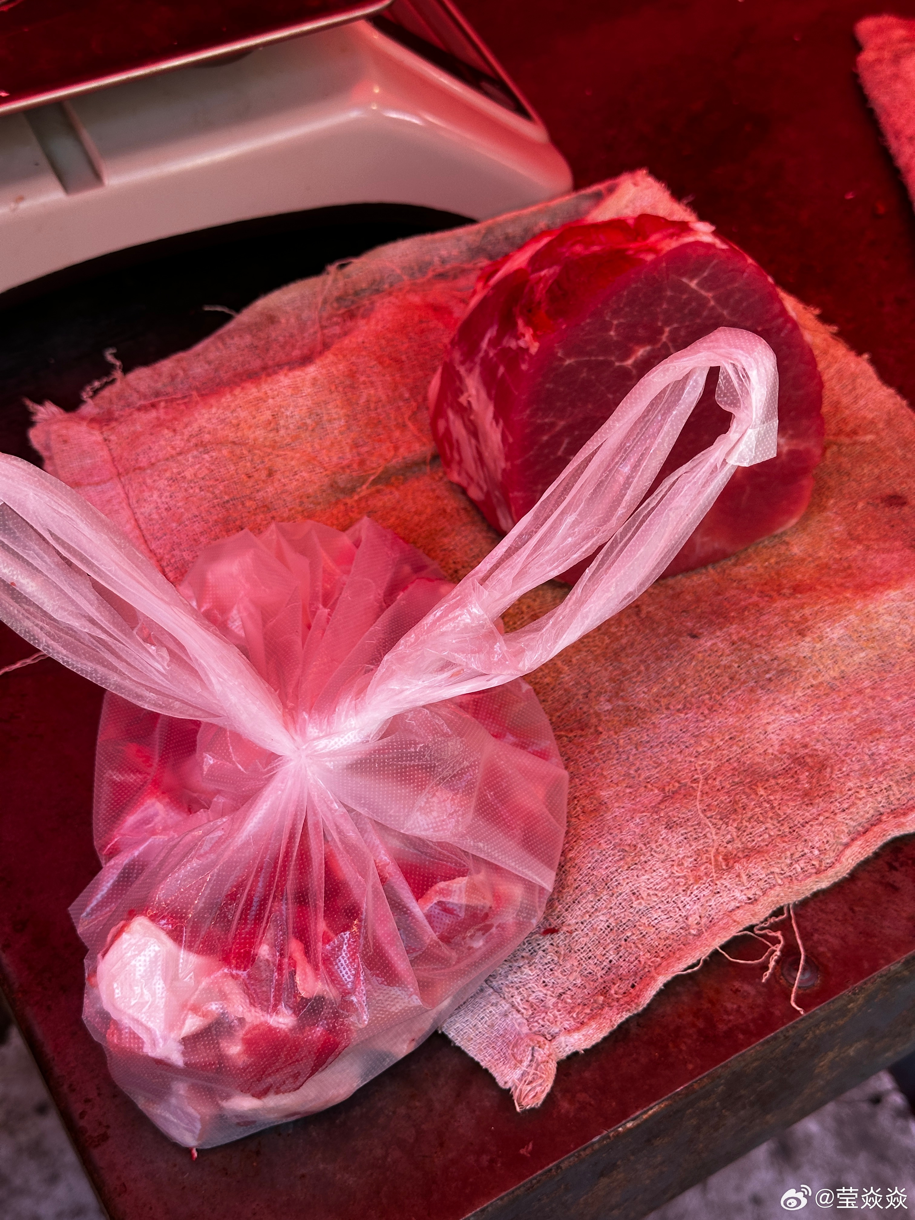 来逛菜场了第一次买莲蓬买了牛腩，中午回家吃牛肉，但还没想到要买什么菜烧牛肉 