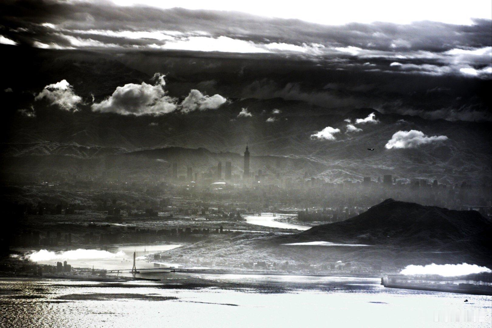 北拍台北101(图1)，南拍高雄85大楼(图2)，中间拍新竹机场机库(图3)。东