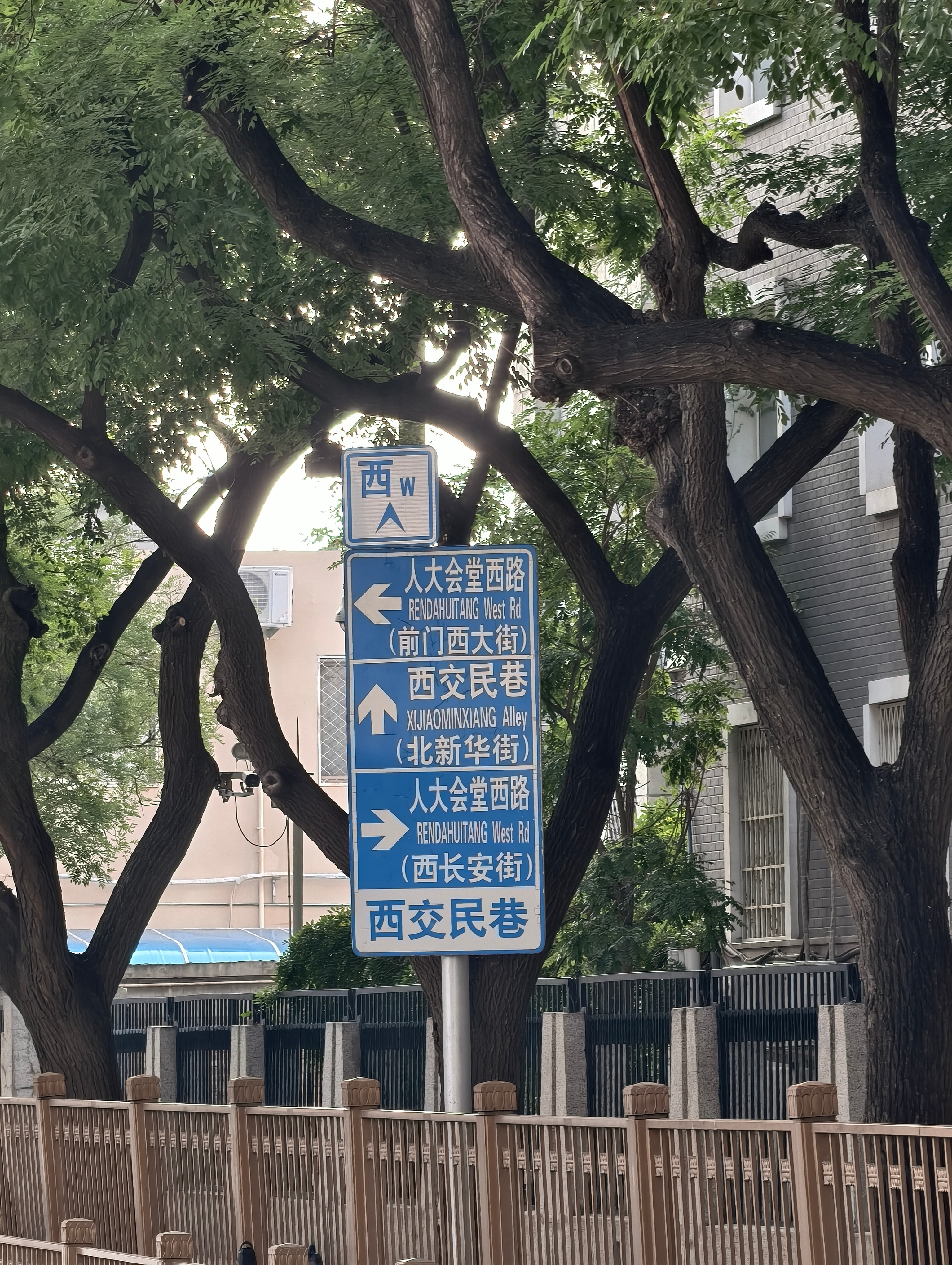 还得是北京你说这有没有减速带呢？有但是影响不影响后排的乘坐感受呢？并不 北京·人