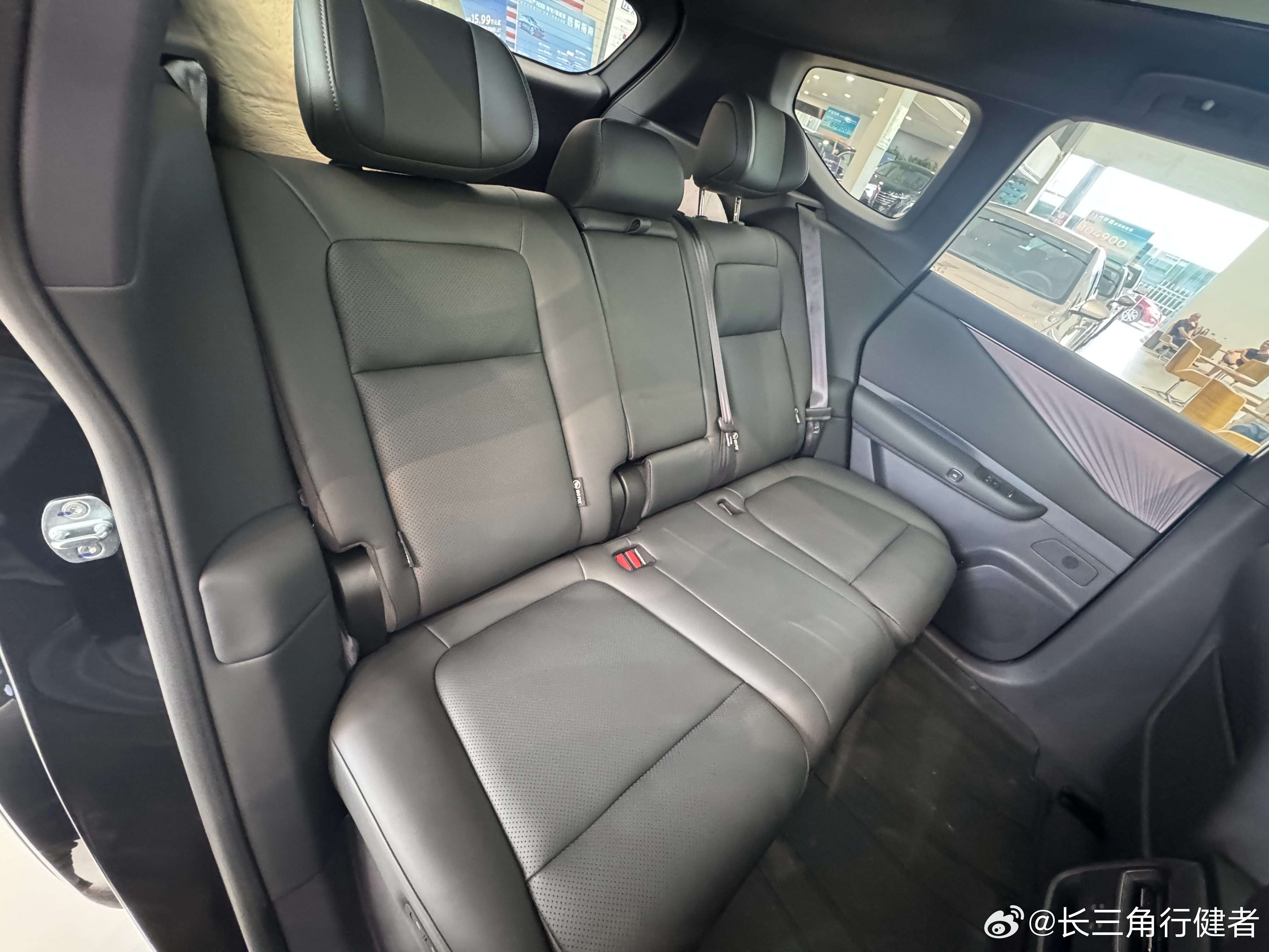 经过东风日产的4S店，顺路观摩了一下全新款NX8。进到店里，看了一下展厅布局和展