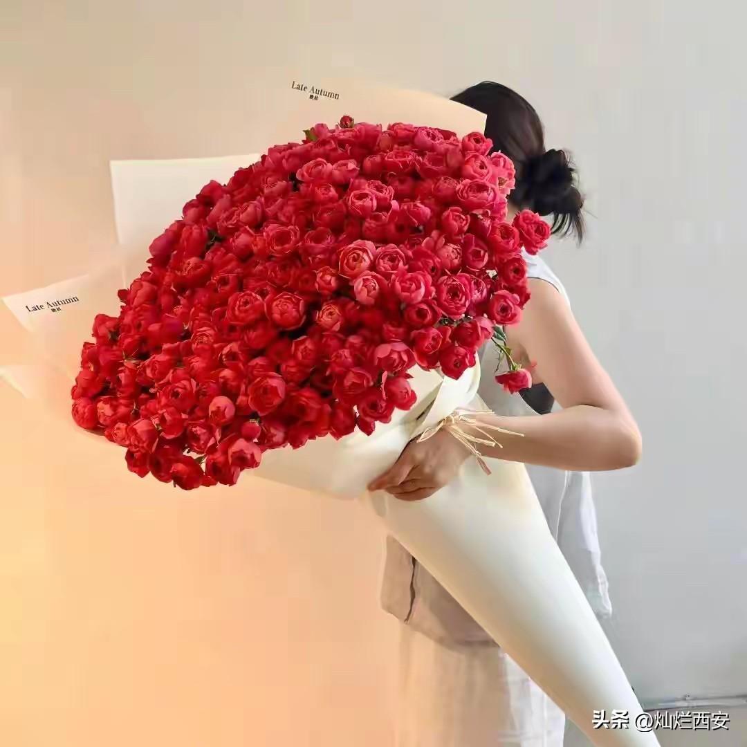 在单位，
如何区别同事是人是鬼？

如果一个人，
独来独往，
安静做事，
真诚做